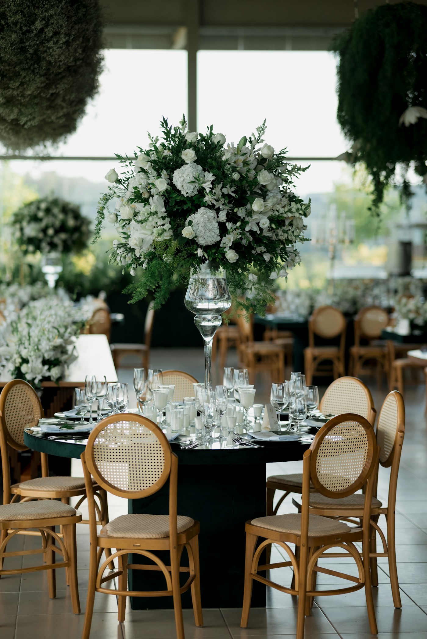 Mesa de recepción elegante con flores